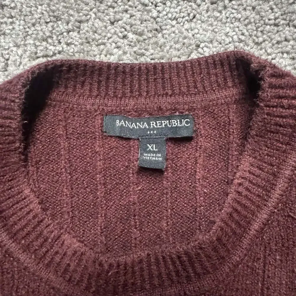 Banana Republic Men's Burgundy Ribbed Crew Neck Sweater